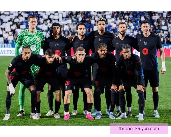 巴萨与皇马再度交锋,西甲冠军争夺战迎来关键对决,状态回暖。 巴萨与皇马再度交锋,西甲冠军争夺战迎来关键对决,状态回暖。